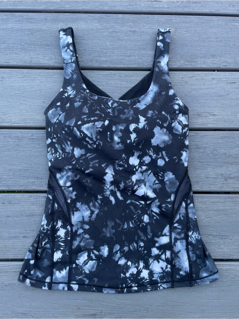 lululemon athletica Black and White Tie-Dye Scoop Tank built in bra